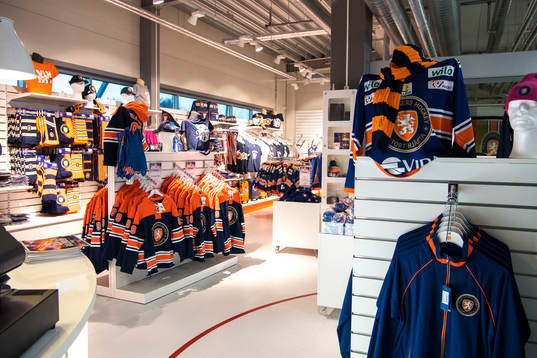 Souvenirbutik före ishockeymatchen i SHL mellan Växjö