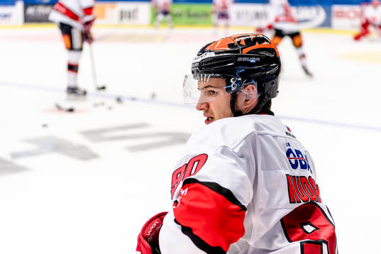 Örebros Libor Hudacek värmer upp före ishockeymatchen i