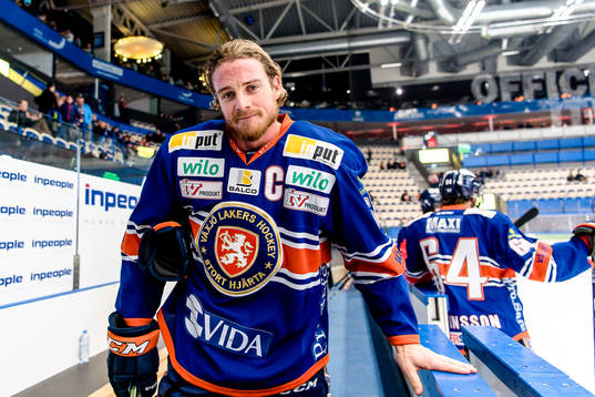 Växjös Erik Josefsson före ishockeymatchen i SHL mellan