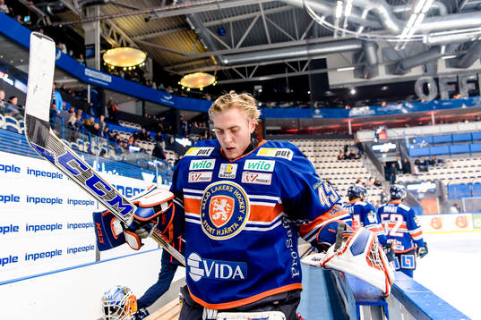 Växjös målvakt Viktor Andrén före ishockeymatchen i