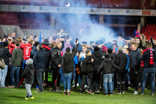 Spelare och supportrar jublar när öster blir klara för