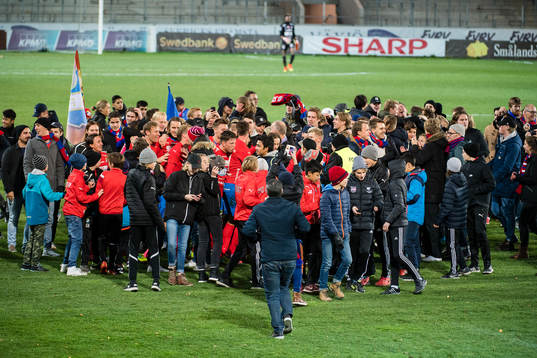 Spelare och supportrar jublar när öster blir klara för
