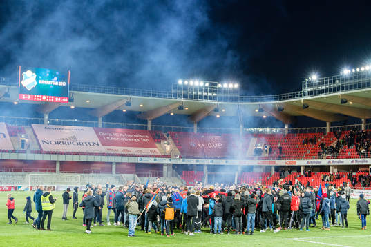 Spelare och supportrar jublar när öster blir klara för