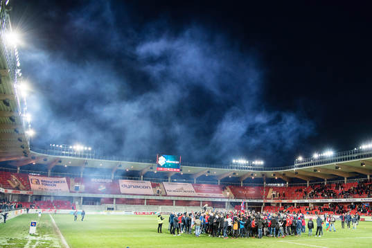 Spelare och supportrar jublar när öster blir klara för
