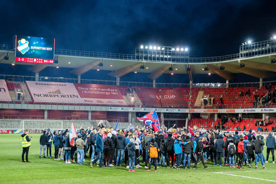 Spelare och supportrar jublar när öster blir klara för