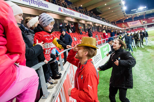 Östers Josef Elvby jublar när öster blir klara för