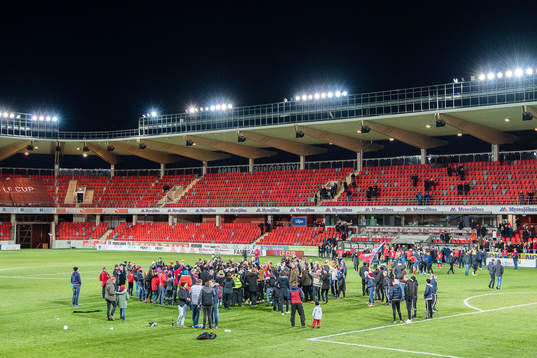 Spelare och supportrar jublar när öster blir klara för