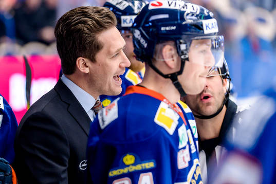 Växjös tränare Sam Hallam pratar med Domare Mikael
