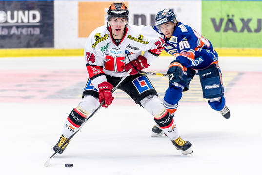 Örebros Petr Zamorsky jagas av Växjös Adam Brodecki