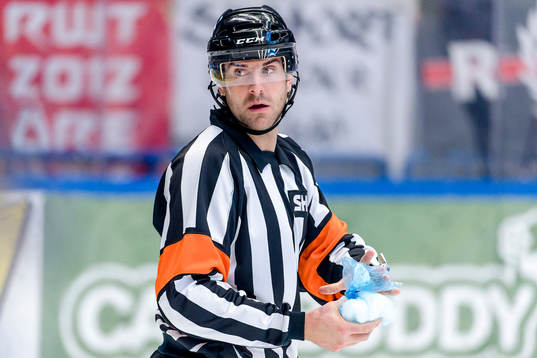 Domare Mikael Sjöqvist med en ispåse på handen