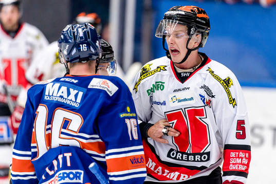 Ordväxling mellan Växjös Geoff Platt och Örebros Gustav