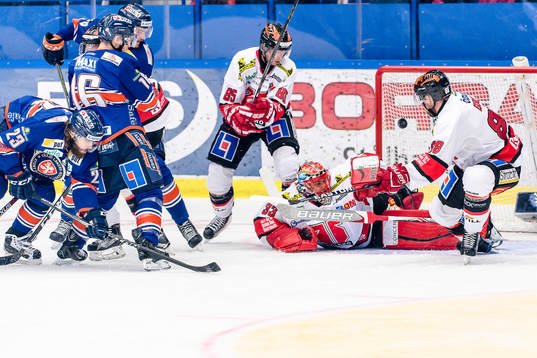 Växjös Ville Leino sätter pucken i mål bakom Örebros