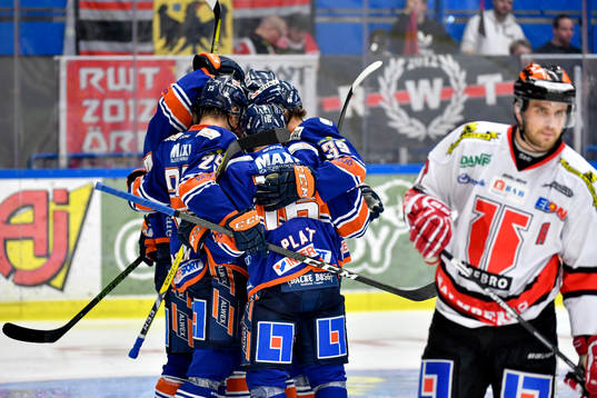 Växjös Linus Fröberg jublar med lagkamrater