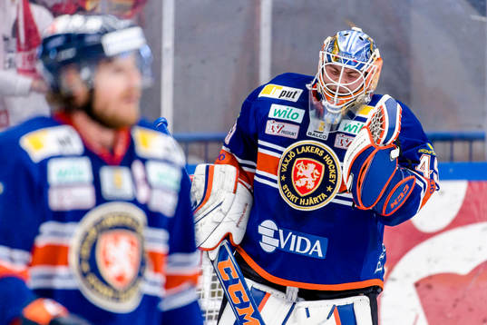 Växjös målvakt Viktor Andrén jublar när slutsignalen