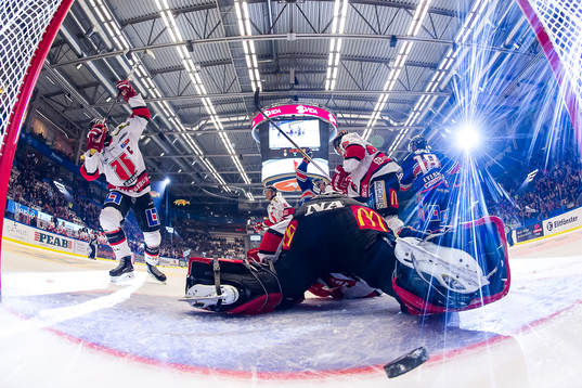 Växjös Ville Leino (ej i bild) går mål 1-0