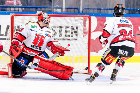 Växjös Linus Fröberg (ej i bild) gör mål 2-0 bakom