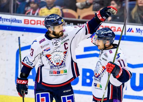 Linköpings Niklas Persson jublar tillsammas med Garret Roe