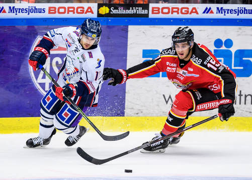 Linköpings Garret Roe jagas av Luleås Christian Jaros