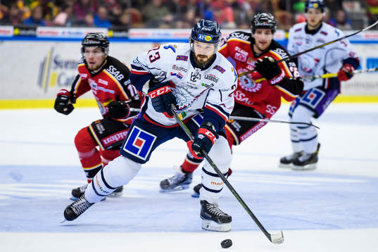 Linköpings Niklas Persson med pucken