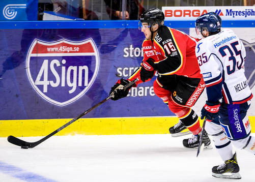 Luleås Christian Jaros med pucken jagas Linköpings Simon