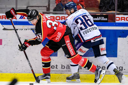Luleås Christopher Mastomäki med pucken jagas av