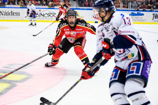 Luleås Isac Lundeström pressar Linköpings Andrew Gordon