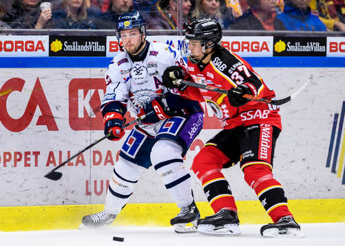 Luleås Isac Lundeström tacklar Linköpings Andrew Gordon