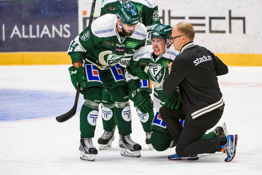 Färjestads Sebastian Erixon fick en puck på sig och blev