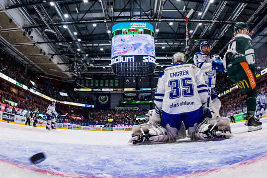 Färjestads Rasmus Asplund gör 1-0 bakom Leksands målvakt