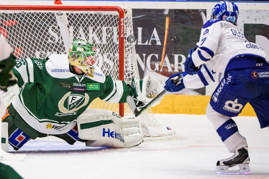Färjestads målvakt Stefan Steen räddar en puck från