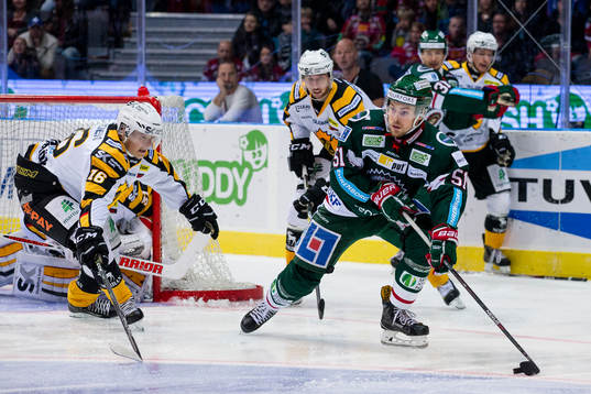 Skellefteås Linus Lindström och Frölundas Mats Rosseli