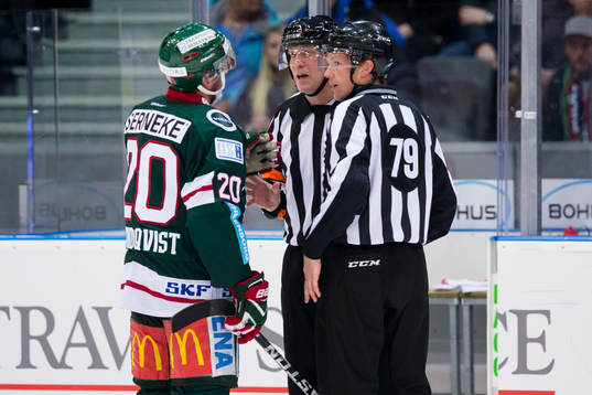 Frölundas Joel Lundqvist pratar med domare Morgan Johansson
