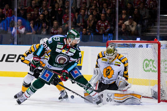 Frölundas Joel Lundqvist med en styrning framför