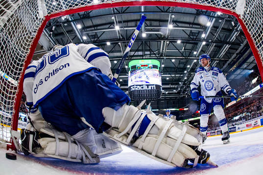 Färjestads Alexander Johansson (ej i bild) gör 4-3