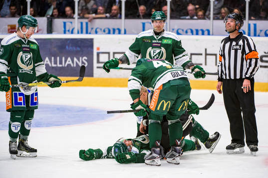 Färjestads Sebastian Erixon fick en puck på sig och blev