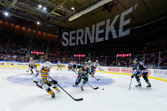 Frölundas Simon Hjalmarsson passar Joel Lundqvist