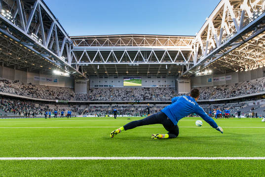 Norrköpings målvakt Michael Langer värmer upp