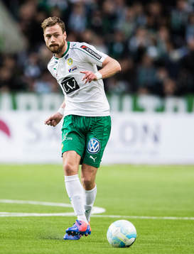 Hammarbys Arnór Smárason med bollen