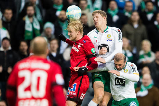 Norrköpings Karl Holmberg i en nickduell med Hammarbys