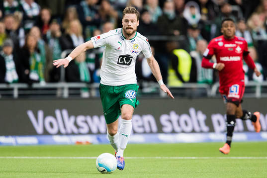 Hammarbys Arnór Smárason med bollen