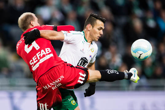 Norrköpings Andreas Johansson i kamp om bollen med