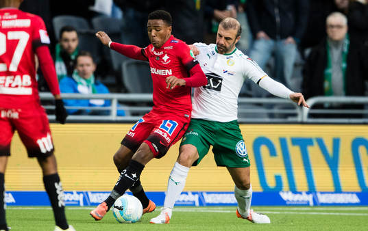 Norrköpings Niclas Eliasson i kamp om bollen med Hammarbys