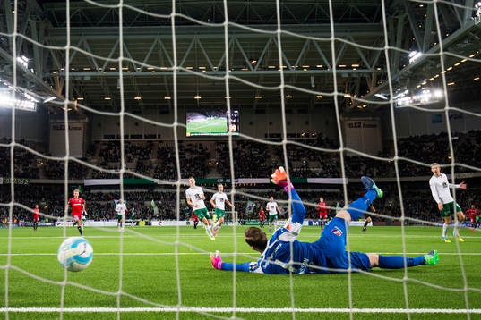 Hammarbys målvakt Ögmundur Kristinsson släpper in