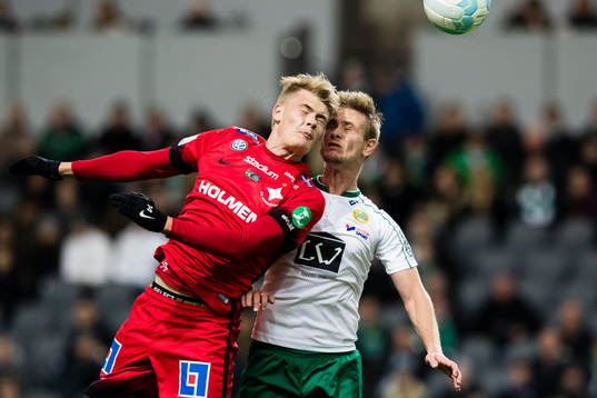 Norrköpings Eric Smith i en nickduell med Hammarbys Erik
