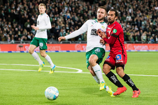 Hammarbys Mats Solheim i kamp om bollen med Norrköpings