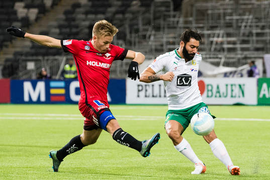 Norrköpings Nicklas Bärkroth försöker stoppa Hammarbys