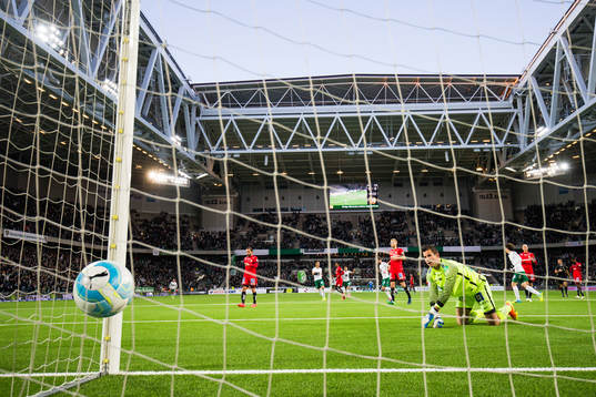 Norrköpings målvakt Michael Langer ser hur bollen går i