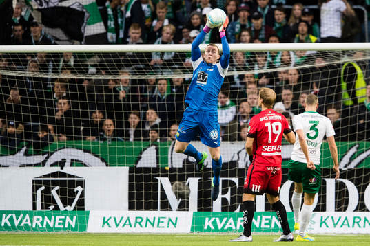 Hammarbys målvakt Ögmundur Kristinsson tar ner bollen