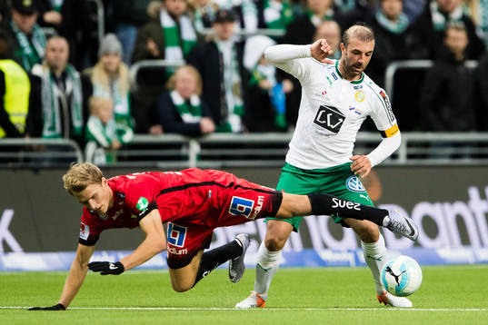 Norrköpings Sebastian Andersson i kamp om bollen med