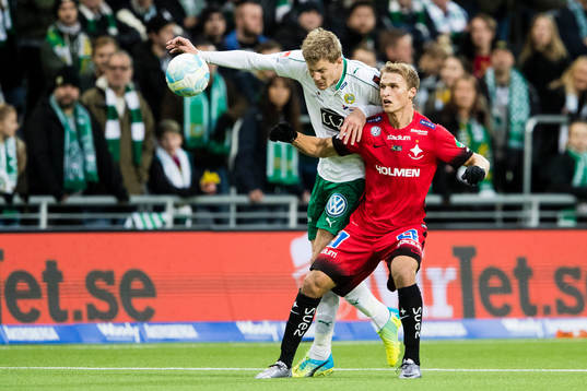 Hammarbys Lars Saetra i en nickduell med Norrköpings